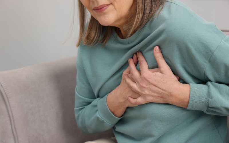 kobieta odczuwająca ból w okolicy serca