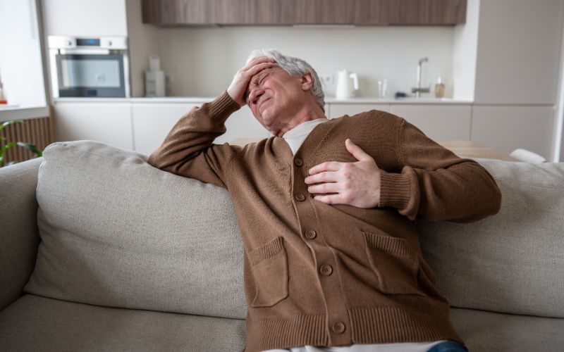 mężczyzna odczuwający ból w okolicy serca