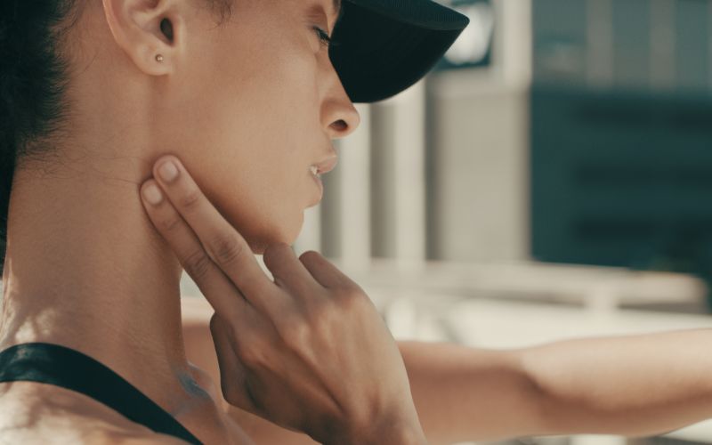 kobieta mierząca na szyi tętno palcami