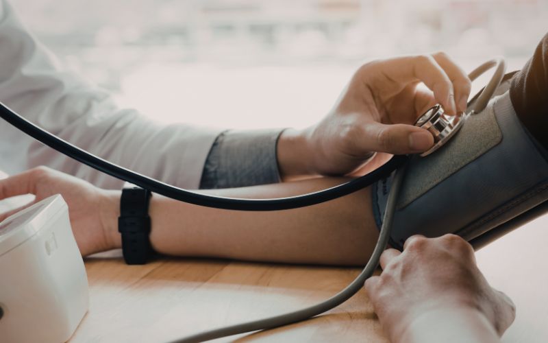 Zbliżenie na pomiar ciśnienia krwi u pacjenta.