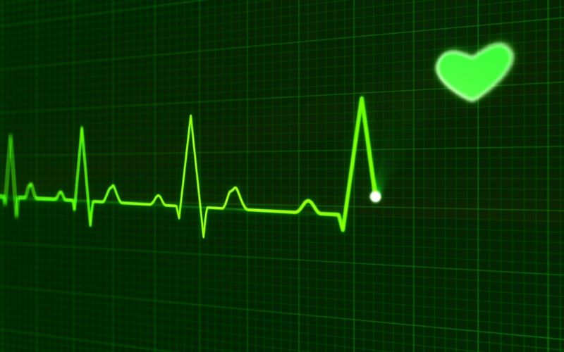 Zapis rytmu serca na monitorze EKG